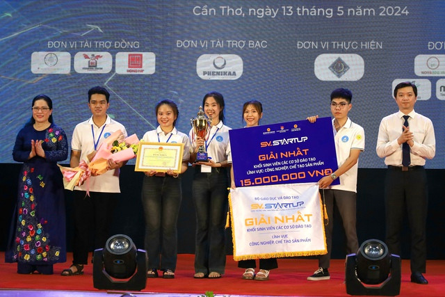 Bà Nguyễn Thị Kim Chi, Thứ trưởng Bộ GD-ĐT và anh Nguyễn Minh Triết, Bí thư T.Ư Đoàn, trao giải nhất cho Trường ĐH Tây Nguyên với DA thiết bị hỗ trợ gõ sầu riêng. Ảnh: THANH DUY