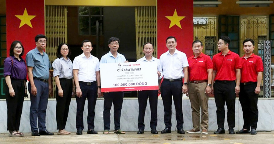 Tổng Biên tập Thời báo Tài chính Việt Nam Phạm Thu Phong trao hỗ trợ 100 triệu đồng cho Trường Tiểu học Hồng Thái. Ảnh: T.N Tổng Biên tập Thời báo Tài chính Việt Nam Phạm Thu Phong trao hỗ trợ 100 triệu đồng cho Trường Tiểu học Hồng Thái. Ảnh: T.N