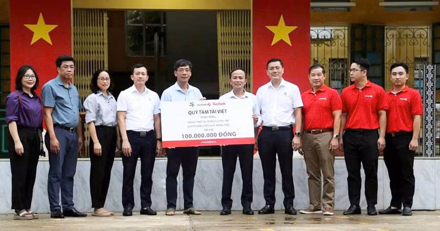 Tổng Biên tập Thời báo Tài chính Việt Nam Phạm Thu Phong trao hỗ trợ 100 triệu đồng cho Trường Tiểu học Hồng Thái. Ảnh: T.N