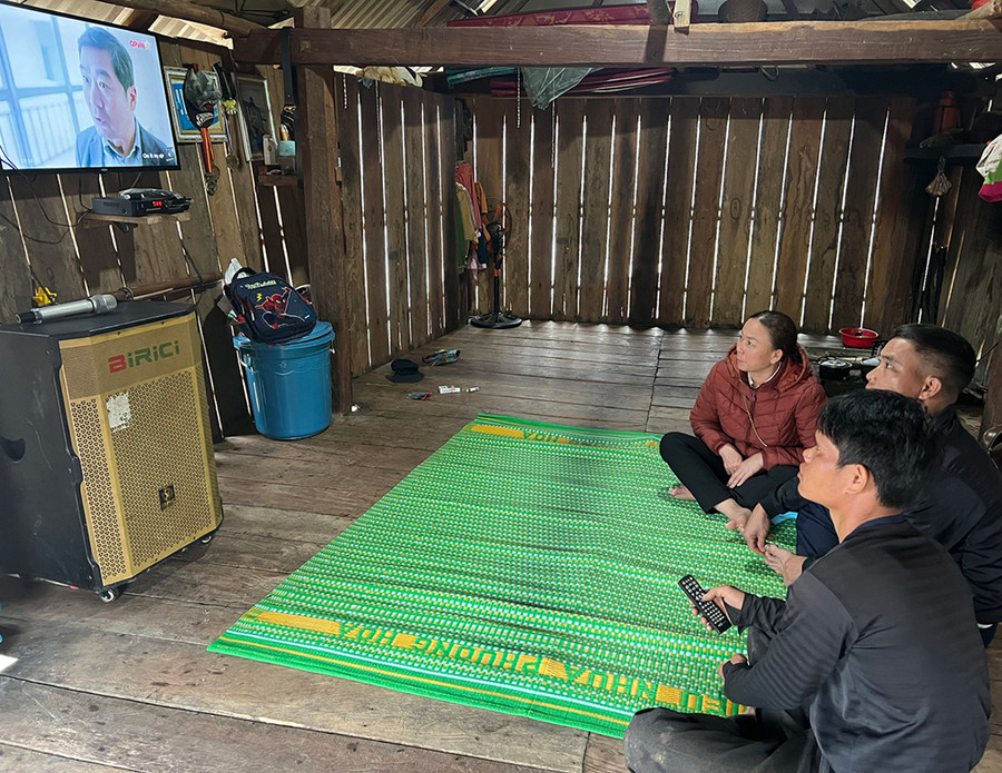 Người dân làng Pốt (xã Song An, thị xã An Khê) nắm bắt thông tin về xây dựng NTM qua ti vi. Ảnh: Đ.Y Người dân làng Pốt (xã Song An, thị xã An Khê) nắm bắt thông tin về xây dựng NTM qua ti vi. Ảnh: Đ.Y