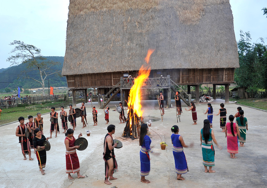 Nhà rông Kon Pring, xã Đăk Long, huyện Kon Plông nổi lửa nối vòng xoang đón khách Nhà rông Kon Pring, xã Đăk Long, huyện Kon Plông nổi lửa nối vòng xoang đón khách