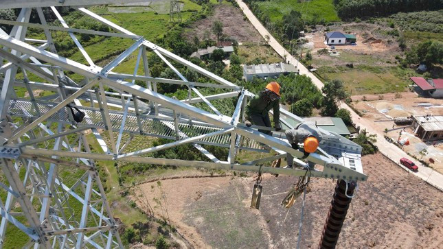 Kỹ sư, công nhân leo trèo trên cột cao để néo dây cáp dẫn Kỹ sư, công nhân leo trèo trên cột cao để néo dây cáp dẫn