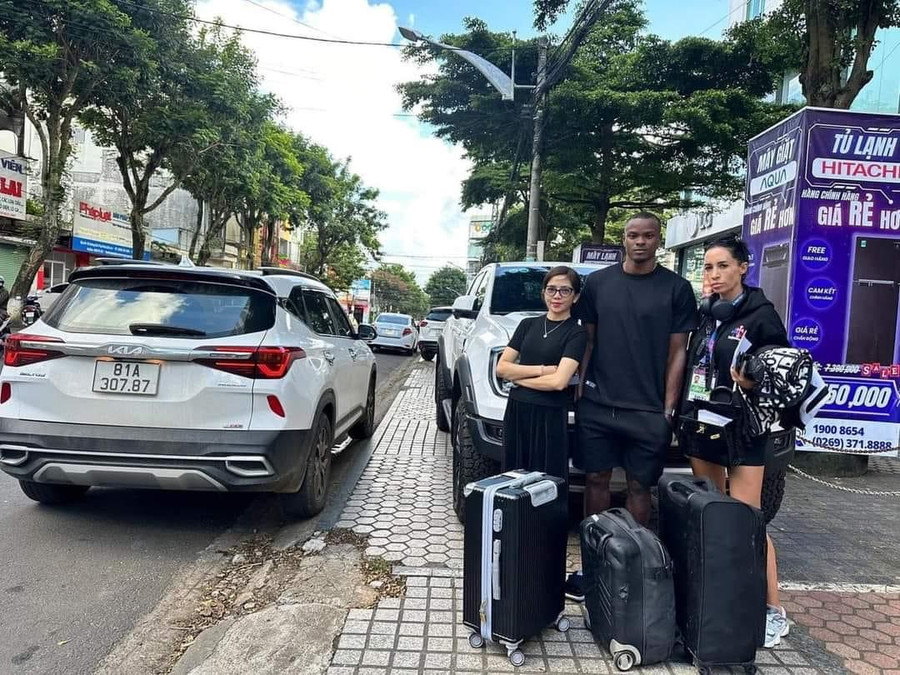 Vợ chưa cưới của Paollo (bìa phải) đã về Bồ Đào Nha và chờ đón anh.