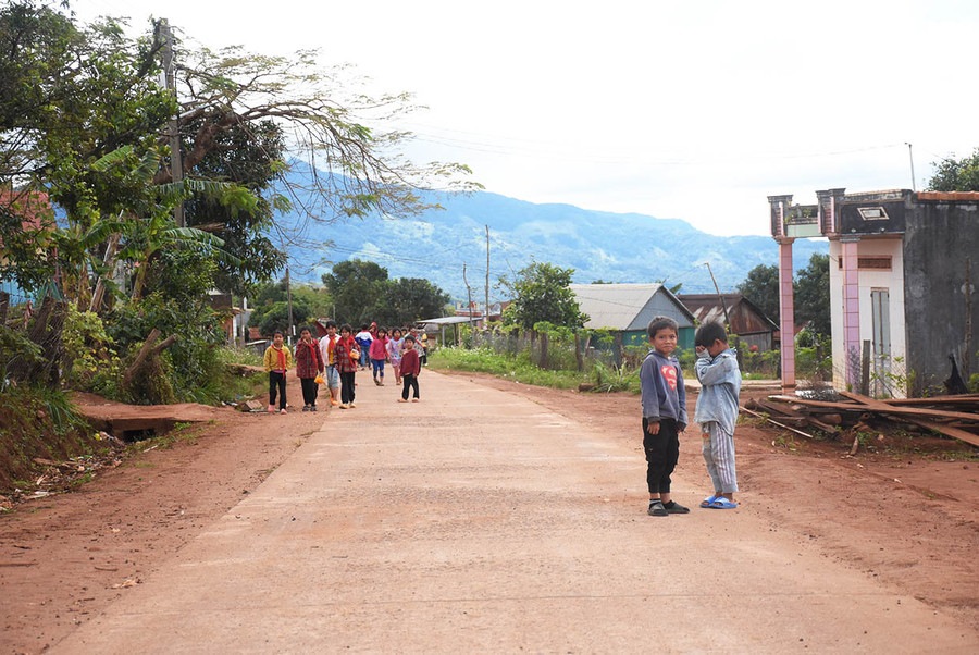Con đường lên làng Pờ Yầu (xã Lơ Pang) được bê tông hóa giúp người dân đi lại thuận lợi. Ảnh: M.P Con đường lên làng Pờ Yầu (xã Lơ Pang) được bê tông hóa giúp người dân đi lại thuận lợi. Ảnh: M.P