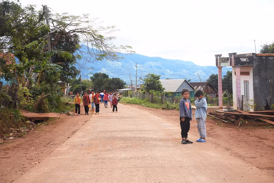 Con đường lên làng Pờ Yầu (xã Lơ Pang) được bê tông hóa giúp người dân đi lại thuận lợi. Ảnh: M.P
