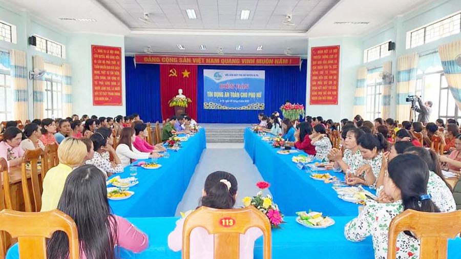 Hội Liên hiệp phụ nữ huyện Ia Pa tổ chức diễn đàn Tín dụng an toàn cho gần 100 hội viên phụ nữ. Ảnh: Vũ Chi