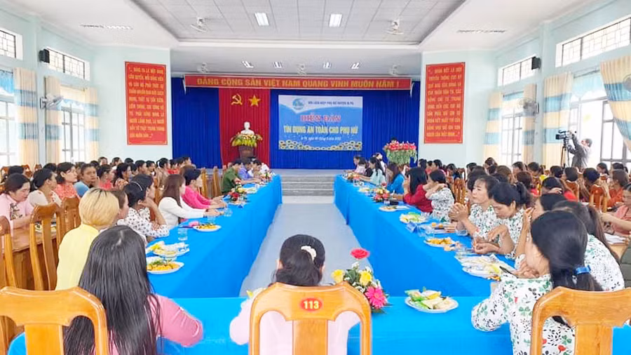 Hội Liên hiệp phụ nữ huyện Ia Pa tổ chức diễn đàn Tín dụng an toàn cho gần 100 hội viên phụ nữ. Ảnh: Vũ Chi
