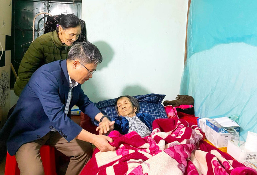 Ông Nguyễn Xuân Phước-Bí thư Thị ủy An Khê thăm hỏi, tặng quà gia đình chính sách. Ảnh: N.M Ông Nguyễn Xuân Phước-Bí thư Thị ủy An Khê thăm hỏi, tặng quà gia đình chính sách. Ảnh: N.M