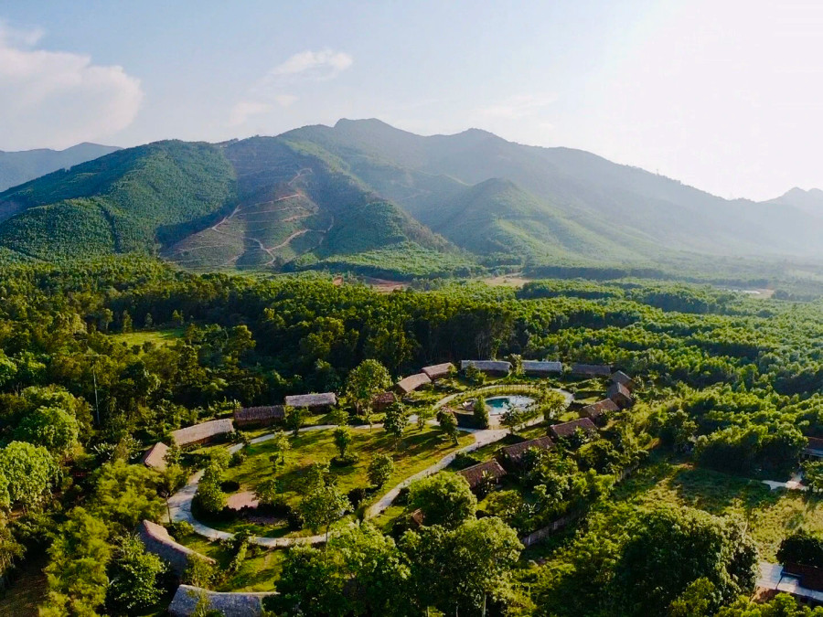Khám phá khu nghỉ dưỡng thanh bình dưới chân dãy Trường Sơn. Khám phá khu nghỉ dưỡng thanh bình dưới chân dãy Trường Sơn.
