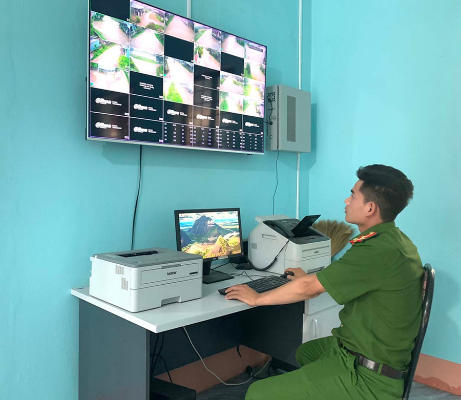 Tất cả dữ liệu hình ảnh từ camera an ninh của xã Tân An được truyền về máy chủ tại trụ sở Công an xã. Ảnh: R.H Tất cả dữ liệu hình ảnh từ camera an ninh của xã Tân An được truyền về máy chủ tại trụ sở Công an xã. Ảnh: R.H