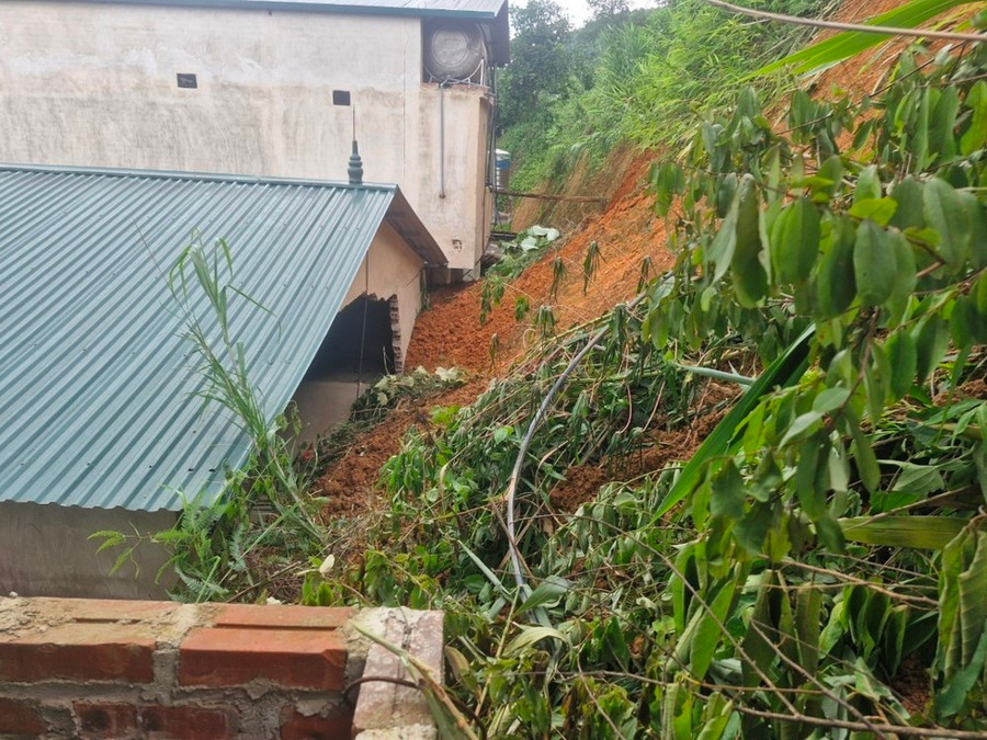 Mưa lớn gây sạt lở đất làm đổ tường nhà của hộ dân ở xã Búng Lao, huyện Mường Ảng, Điện Biên. (Ảnh: TTXVN phát) Mưa lớn gây sạt lở đất làm đổ tường nhà của hộ dân ở xã Búng Lao, huyện Mường Ảng, Điện Biên. (Ảnh: TTXVN phát)