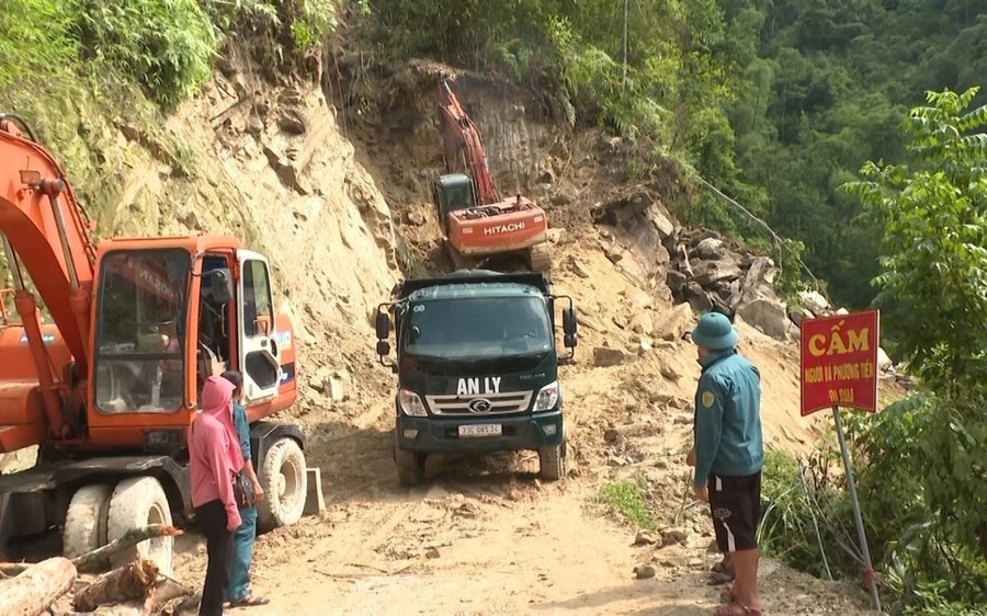 Khắc phục điểm sạt lở trên tuyến giao thông huyết mạch của xã Phương Tiến, huyện Vị Xuyên, Hà Giang. (Ảnh: TTXVN phát) Khắc phục điểm sạt lở trên tuyến giao thông huyết mạch của xã Phương Tiến, huyện Vị Xuyên, Hà Giang. (Ảnh: TTXVN phát)