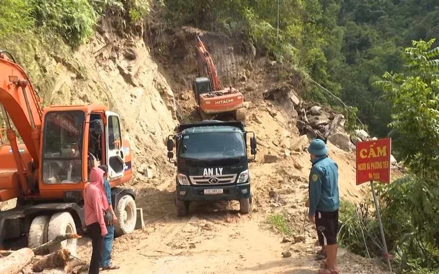 Khắc phục điểm sạt lở trên tuyến giao thông huyết mạch của xã Phương Tiến, huyện Vị Xuyên, Hà Giang. (Ảnh: TTXVN phát)