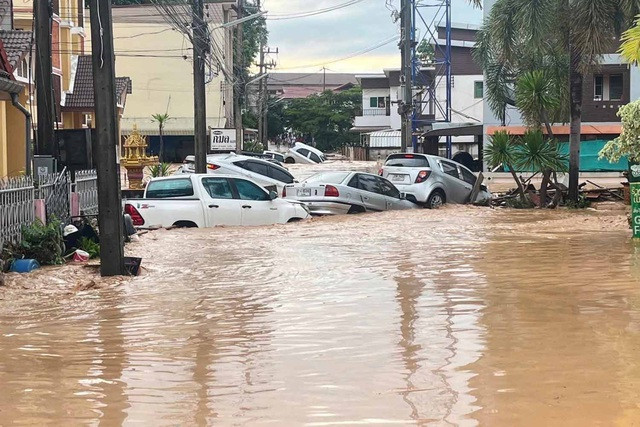 Xe cộ chìm trong nước ngập lụt ở huyện Muang, tỉnh Phayao, sáng 17-9. Ảnh: Bangkok Post