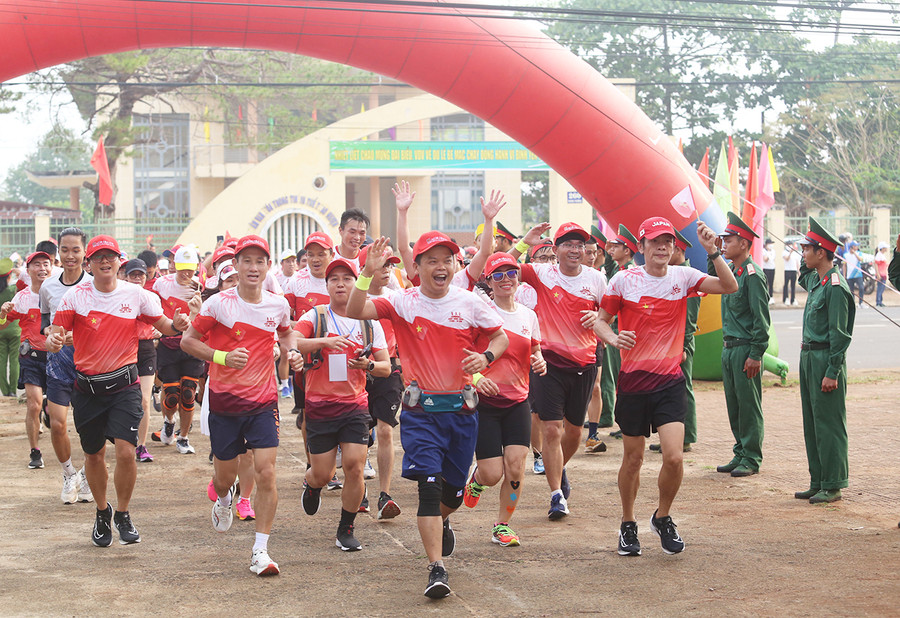 Các VĐV phải trải qua những con dốc ở địa bàn giáp ranh giữa TP. Pleiku và huyện Ia Grai. Ảnh: Văn Ngọc Các VĐV phải trải qua những con dốc ở địa bàn giáp ranh giữa TP. Pleiku và huyện Ia Grai. Ảnh: Văn Ngọc