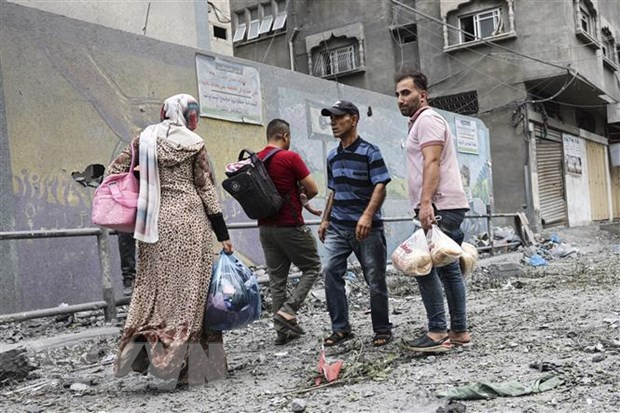 Người dân Palestine rời bỏ nhà cửa ở Dải Gaza ngày 9/10/2023, sau khi xung đột giữa lực lượng Hamas và Israel leo thang. (Ảnh: AFP/TTXVN) Người dân Palestine rời bỏ nhà cửa ở Dải Gaza ngày 9/10/2023, sau khi xung đột giữa lực lượng Hamas và Israel leo thang. (Ảnh: AFP/TTXVN)