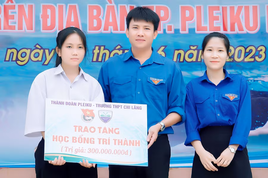 Em Nguyễn Thị Ngọc Trúc (bìa trái) đón nhận suất học bổng toàn phần trị giá 300 triệu đồng do Thành Đoàn Pleiku phối hợp với Trường THPT Chi Lăng trao tặng. Ảnh: Đức Thụy