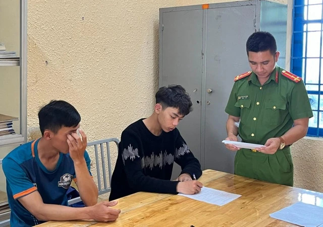 Hai nghi phạm Hiệp và Duy tại cơ quan công an. ẢNH CÔNG AN CUNG CẤP