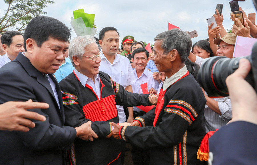Tổng Bí thư Nguyễn Phú Trọng chung vui với đồng bào các dân tộc xã Dur Kmăl (huyện Krông Ana) tại Ngày hội Đại đoàn kết toàn dân tộc vào tháng 11/2018. Tổng Bí thư Nguyễn Phú Trọng chung vui với đồng bào các dân tộc xã Dur Kmăl (huyện Krông Ana) tại Ngày hội Đại đoàn kết toàn dân tộc vào tháng 11/2018.