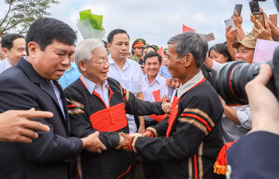 Tổng Bí thư Nguyễn Phú Trọng chung vui với đồng bào các dân tộc xã Dur Kmăl (huyện Krông Ana) tại Ngày hội Đại đoàn kết toàn dân tộc vào tháng 11/2018.