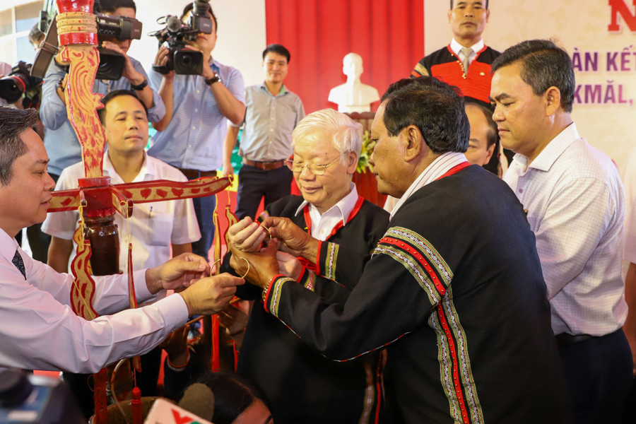 Già làng Ây Ngân vinh dự được đeo vòng tay tặng Tổng Bí thư, Chủ tịch nước Nguyễn Phú Trọng tại Ngày hội Đại đoàn kết toàn dân tộc ở xã Dur Kmăl, huyện Krông Ana, tháng 11/2018. Già làng Ây Ngân vinh dự được đeo vòng tay tặng Tổng Bí thư, Chủ tịch nước Nguyễn Phú Trọng tại Ngày hội Đại đoàn kết toàn dân tộc ở xã Dur Kmăl, huyện Krông Ana, tháng 11/2018.