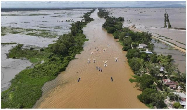 Bức ảnh được chụp trong chuyến đi gần đây của Phó thủ tướng kiêm Phó chủ tịch thứ nhất Hội đồng Phát triển Campuchia Sun Chanthol cho thấy góc nhìn từ trên không của một đoạn kênh đào Phù Nam-Techo ở tỉnh Kandal. Ảnh: Chụp màn hình Khmer Times