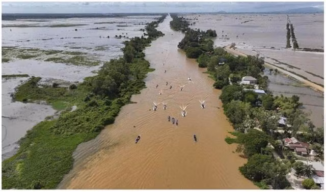 Bức ảnh được chụp trong chuyến đi gần đây của Phó thủ tướng kiêm Phó chủ tịch thứ nhất Hội đồng Phát triển Campuchia Sun Chanthol cho thấy góc nhìn từ trên không của một đoạn kênh đào Phù Nam-Techo ở tỉnh Kandal. Ảnh: Chụp màn hình Khmer Times