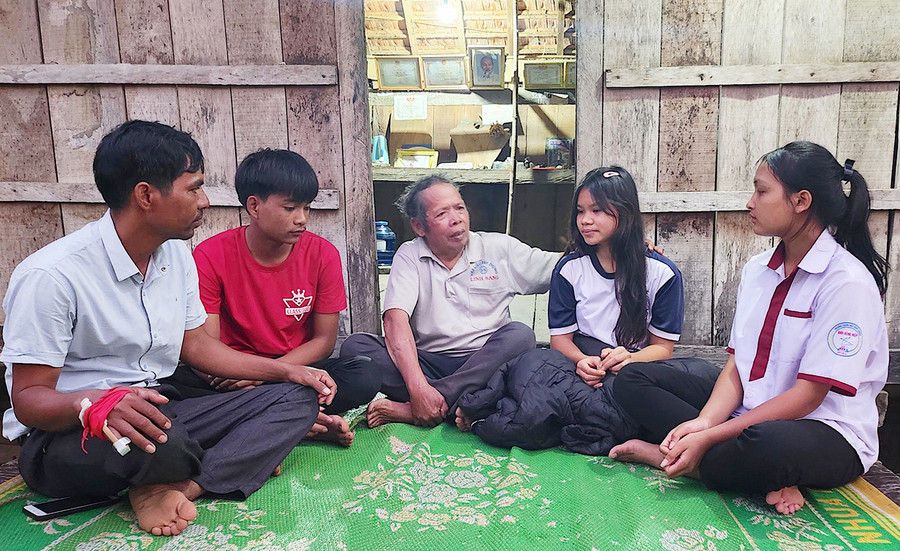 Ông Đinh Văn Tớp (ở giữa, người có uy tín của làng Mơ Hra-Đáp, xã Kông Lơng Khơng, huyện Kbang) tuyên truyền cho thanh-thiếu niên về hệ lụy của tảo hôn. Ảnh: M.T Ông Đinh Văn Tớp (ở giữa, người có uy tín của làng Mơ Hra-Đáp, xã Kông Lơng Khơng, huyện Kbang) tuyên truyền cho thanh-thiếu niên về hệ lụy của tảo hôn. Ảnh: M.T