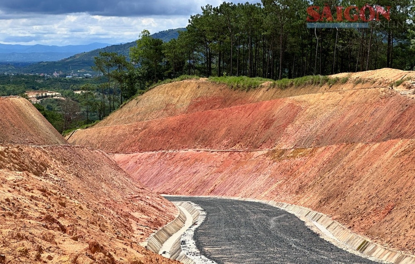 Một đoạn đường dẫn lên khu lưu trữ rác dự phòng TP Bảo Lộc. Ảnh: ĐOÀN KIÊN