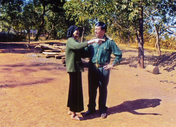 Bà mí Ê Đê vui gặp tướng Trịnh Hoàng Lâm về thăm buôn Ja Wầm