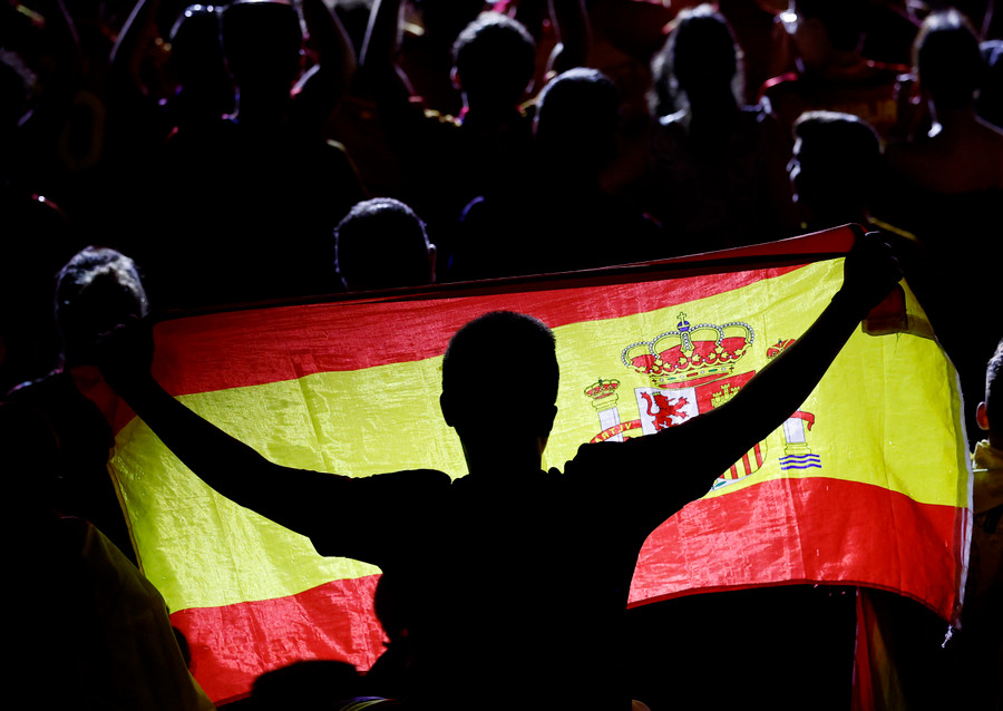 Hàng chục ngàn người Tây Ban Nha đã đổ ra đường chào đón đội tuyển. Ảnh Reuters