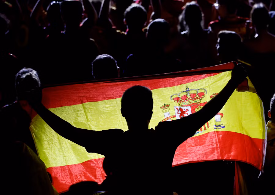 Hàng chục ngàn người Tây Ban Nha đã đổ ra đường chào đón đội tuyển. Ảnh Reuters