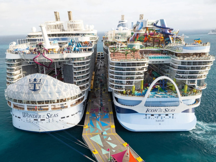 Hai con tàu khổng lồ lần đầu giáp mặt nhau. Ảnh: Royal Caribbean