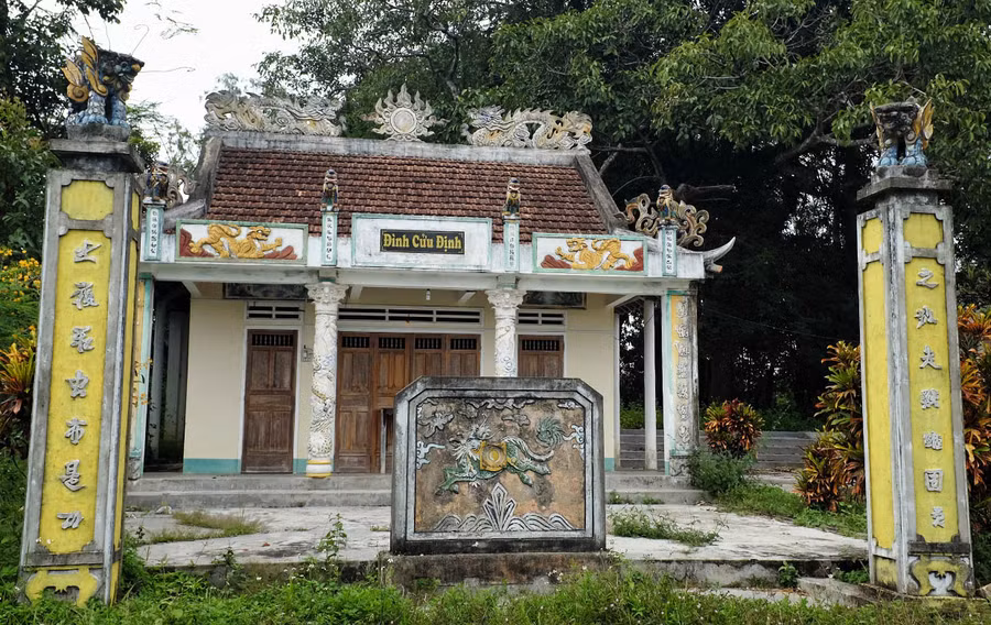 Văn tự Hán-Nôm trên các cột bình phong, trụ biểu ở các đình, chùa, miếu cung cấp nhiều thông tin quý giá về lịch sử, văn hóa. Ảnh: H.N