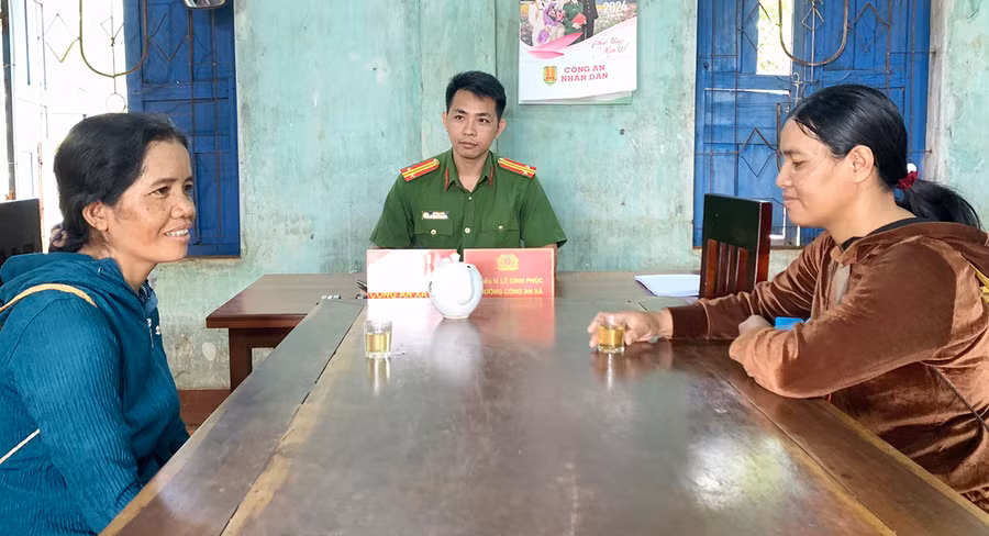 Người dân đến Công an xã Glar để giải quyết thủ tục hành chính. Ảnh: R.H