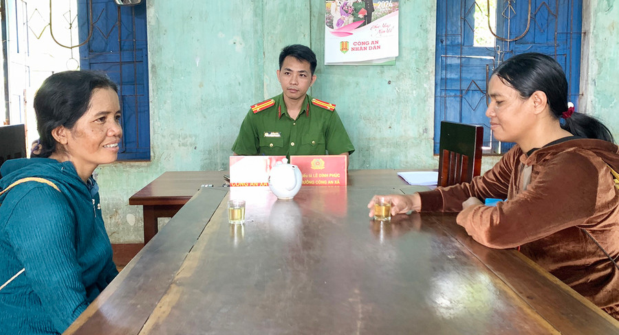 Người dân đến Công an xã Glar để giải quyết thủ tục hành chính. Ảnh: R.H Người dân đến Công an xã Glar để giải quyết thủ tục hành chính. Ảnh: R.H