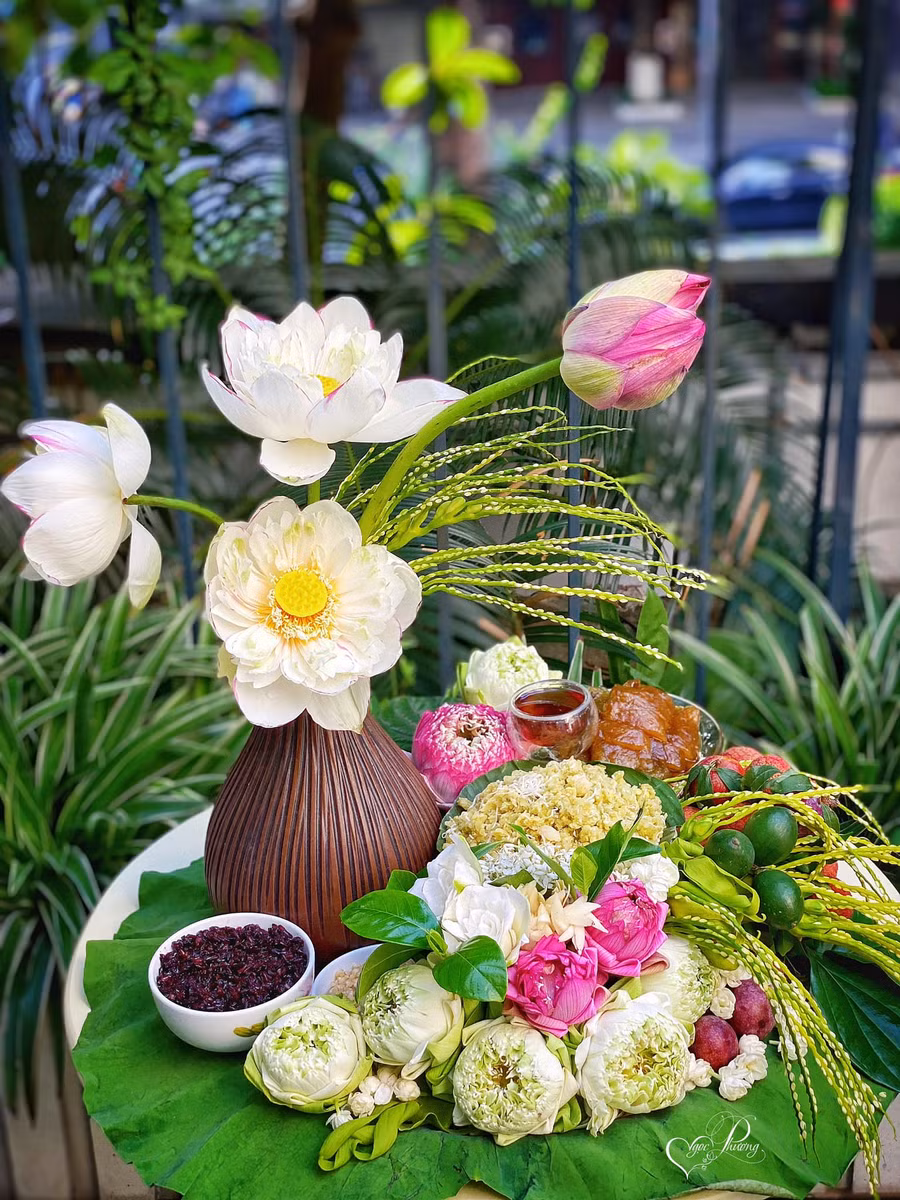 Xôi cốm, sen hồng tịnh đế, sen cốm,... được chị Phương bày trên mâm lá sen thơm mát. Ảnh: NGỌC PHƯƠNG