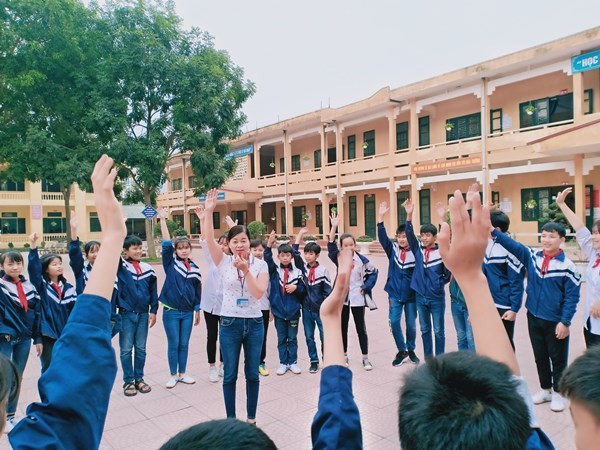 Cô giáo Thiết cùng các em học sinh hoạt động ngoại khóa.