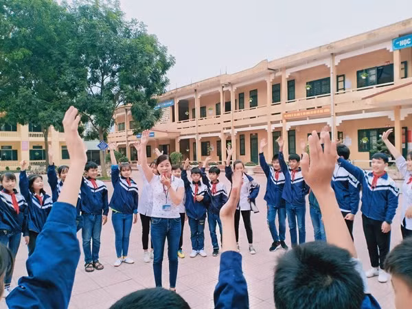 Cô giáo Thiết cùng các em học sinh hoạt động ngoại khóa.