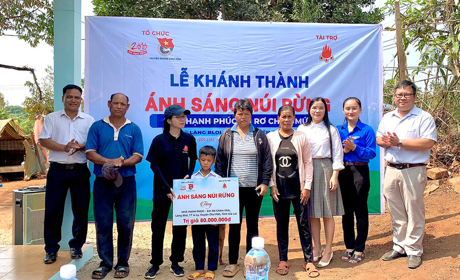 Đại diện Tỉnh Đoàn, Huyện Đoàn Chư Păh cùng chính quyền địa phương bàn giao ngôi nhà hạnh phúc cho em Rơ Châm Mức (thứ 4 từ trái sang). Ảnh: Phan Lài Đại diện Tỉnh Đoàn, Huyện Đoàn Chư Păh cùng chính quyền địa phương bàn giao ngôi nhà hạnh phúc cho em Rơ Châm Mức (thứ 4 từ trái sang). Ảnh: Phan Lài