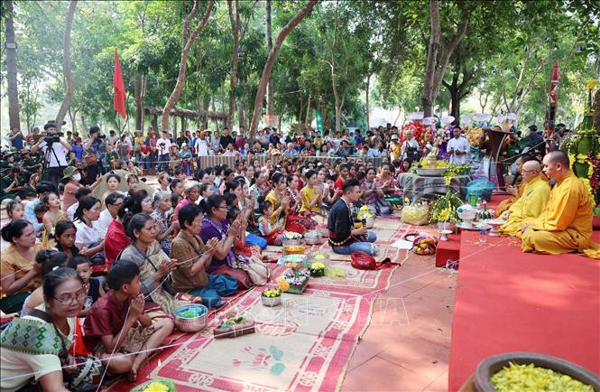 Nghi Lễ sụt pha khẩn cầu khỏe mạnh, tâm tịnh, trí sáng tại Tết cổ truyền Bunpimay. Nghi Lễ sụt pha khẩn cầu khỏe mạnh, tâm tịnh, trí sáng tại Tết cổ truyền Bunpimay.