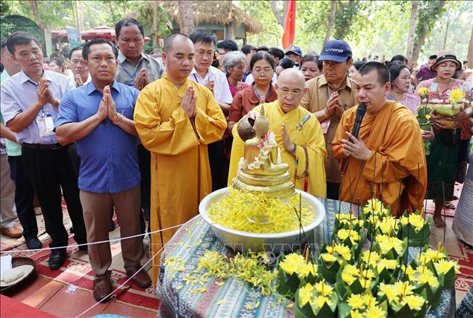 Lễ tắm Phật tại Tết cổ truyền Bunpimay ở huyện Buôn Đôn, tỉnh Đắk Lắk. Lễ tắm Phật tại Tết cổ truyền Bunpimay ở huyện Buôn Đôn, tỉnh Đắk Lắk.