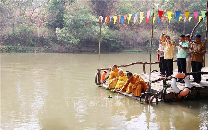 Nghi thức thả đèn hoa đăng trên sông tại Tết cổ truyền Bunpimay ở huyện Buôn Đôn, tỉnh Đắk Lắk. Nghi thức thả đèn hoa đăng trên sông tại Tết cổ truyền Bunpimay ở huyện Buôn Đôn, tỉnh Đắk Lắk.