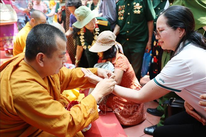 Nghi thức cột chỉ tay cầu sức khỏe và hạnh phúc tại Tết cổ truyền Bunpimay. Nghi thức cột chỉ tay cầu sức khỏe và hạnh phúc tại Tết cổ truyền Bunpimay.