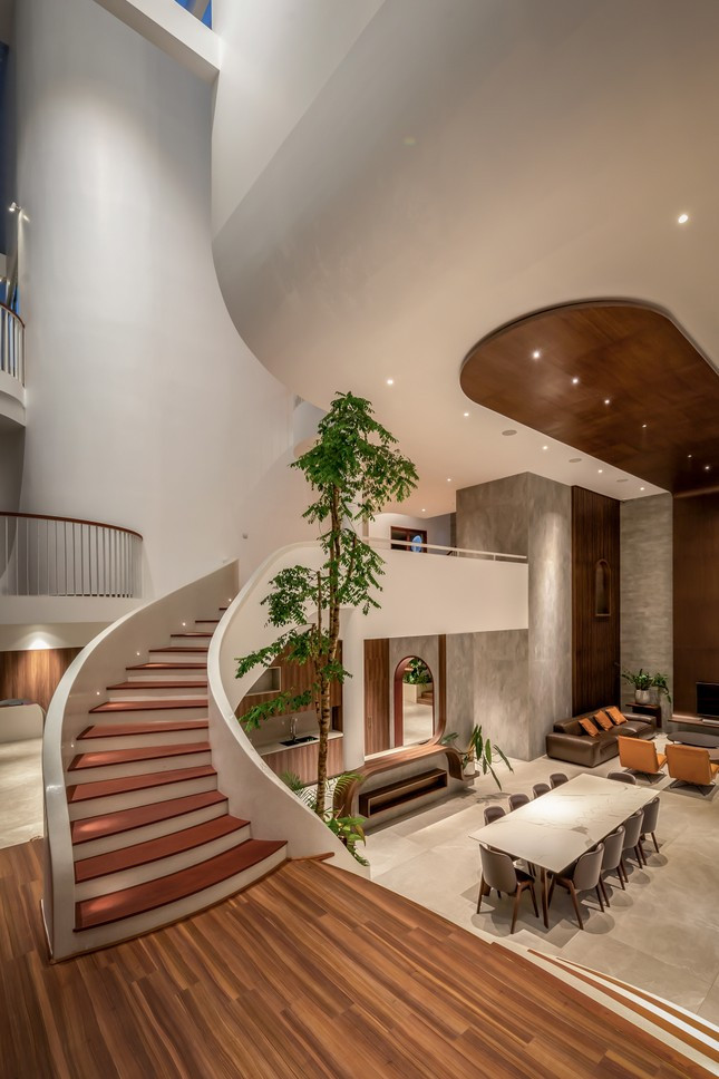 Về đêm những ánh đèn trên trần và cầu thang thắp sáng ngôi nhà.