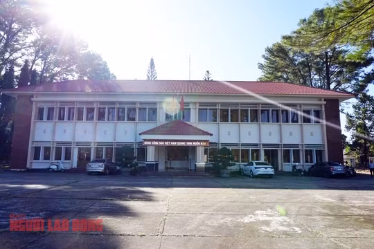 Tòa Hành chánh Kon Tum trước khi bị phá bỏ