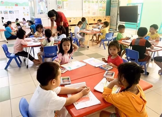 Giáo viên cơ sở giáo dục mầm non công lập. (Ảnh: Hồng Đạt/TTXVN)