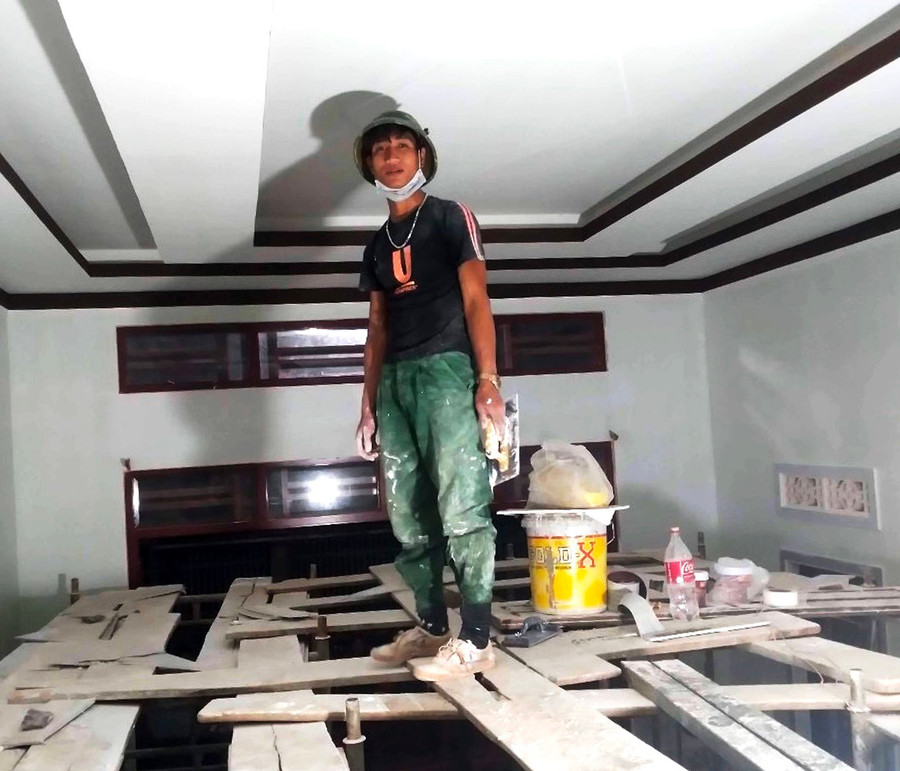 Anh Krinh (làng O Đeh, xã Ia Pết, huyện Đak Đoa) bên công trình do anh nhận thi công. Ảnh: Đ.Y