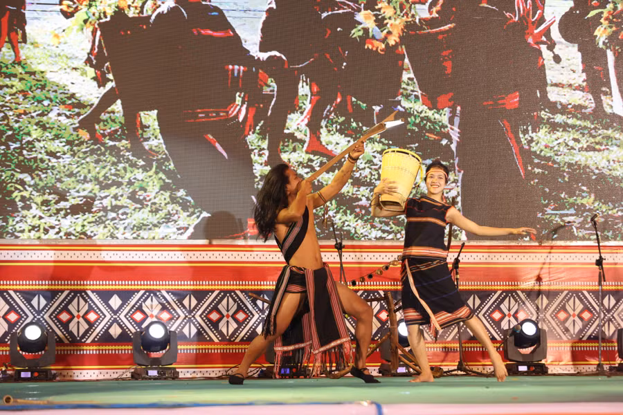 Tiết mục nghệ thuật đặc sắc của đoàn nghệ nhân Gia Lai. Ảnh: Nguyễn Quốc Tiết mục nghệ thuật đặc sắc của đoàn nghệ nhân Gia Lai. Ảnh: Nguyễn Quốc