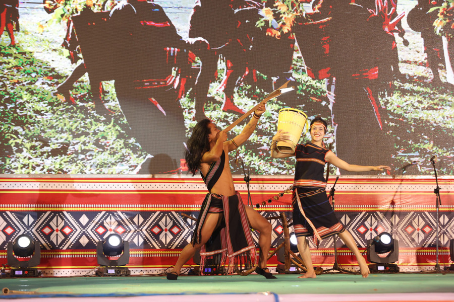 Tiết mục nghệ thuật đặc sắc của đoàn nghệ nhân Gia Lai. Ảnh: Nguyễn Quốc Tiết mục nghệ thuật đặc sắc của đoàn nghệ nhân Gia Lai. Ảnh: Nguyễn Quốc